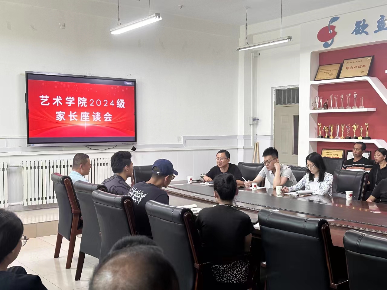 家长座谈会.jpg